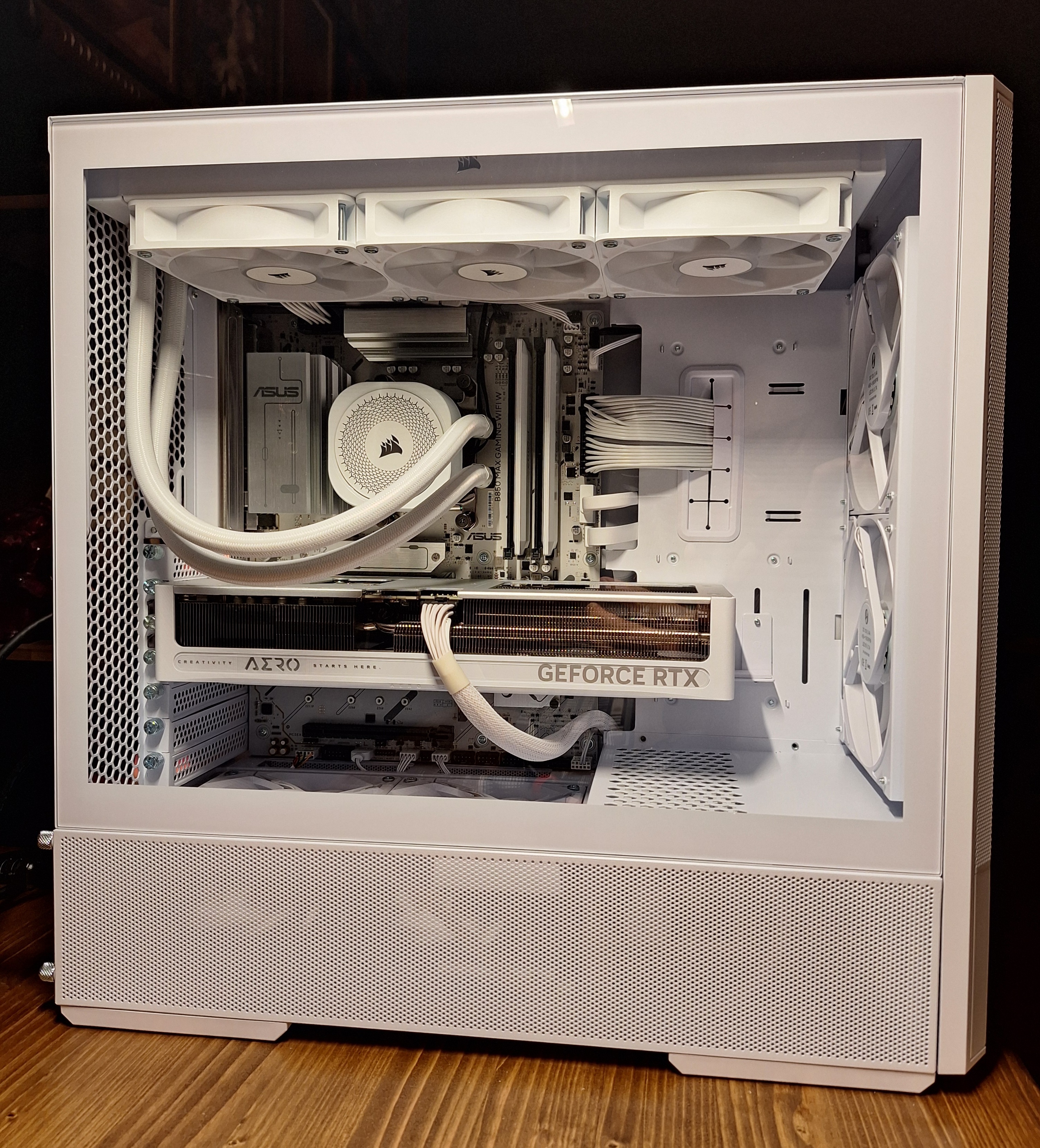 Full side view of the white Lancool 207 gaming PC with the lighting off